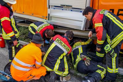 Boeblingen A81: Transporter faehrt auf Sicherungsfahrzeug auf.